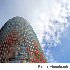 Torre Agbar en contrapicat. Barcelona